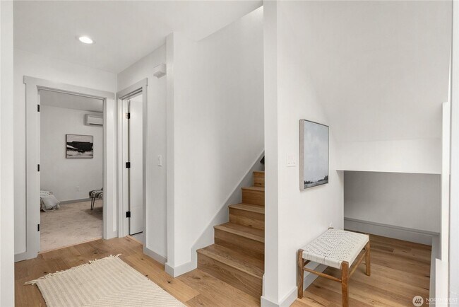 Building Photo - 3Bd/3.25Ba Seattle House