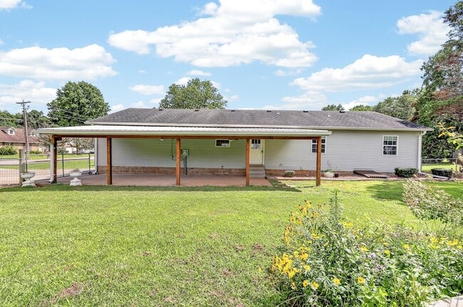 Building Photo - 2504 Angelyn Dr