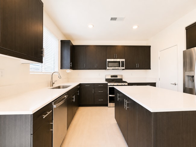 Building Photo - Beautiful and almost Brand New 3 Bedroom House in Citro, Fallbrook for Rent