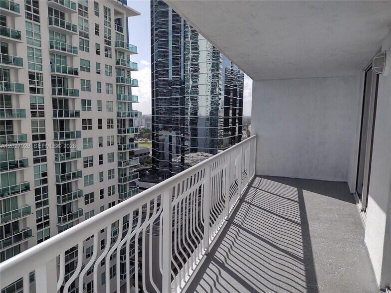 Building Photo - 1200 Brickell Bay Dr