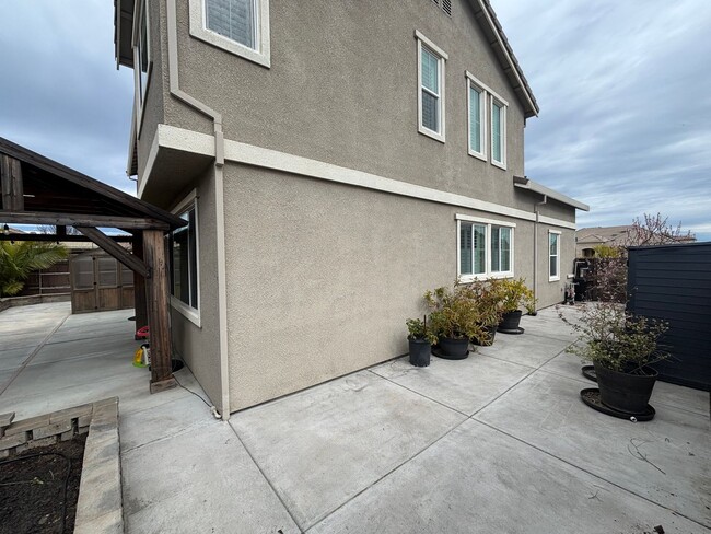 Building Photo - Modern 4BD Home in Brighton Landing | Solar | Bed & Bath Downstairs