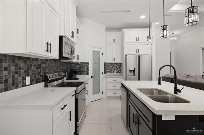 Building Photo - 18 Duncan Ln