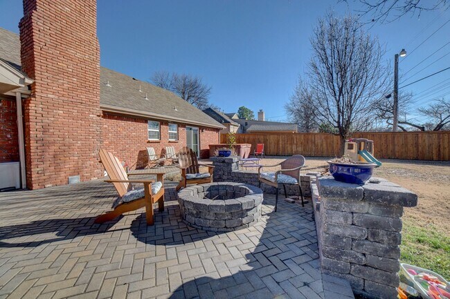 Building Photo - Available mid-August! Amazing mid-town gem...