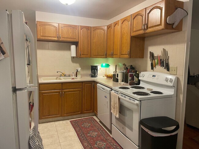 Building Photo - 3 bed, 1 1/2 Bath House