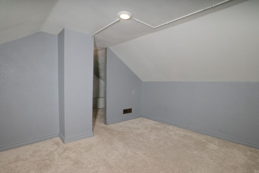 Building Photo - 6074 Tarnow St