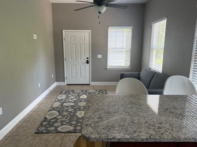 Building Photo - 1/1 APARTMENT BY DOAK CAMPBELL WITH SMALL YARD