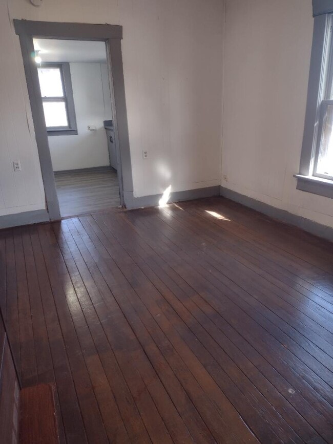 Building Photo - 1528 E 3rd Ave