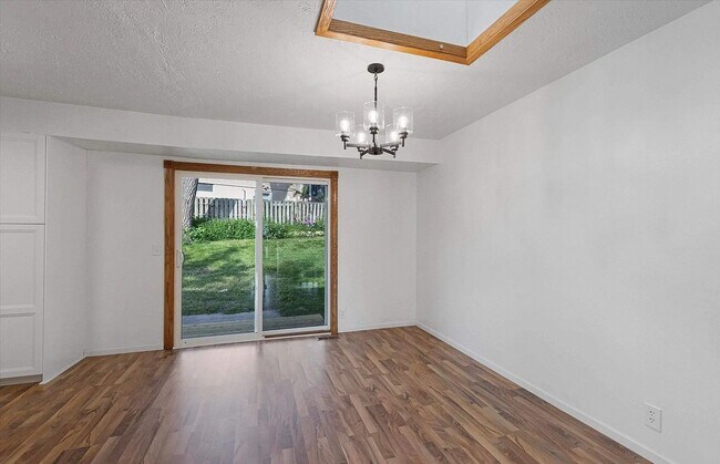 Building Photo - Cozy elegance meets modern convenience in ...