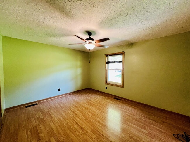 Building Photo - Charming 3-Bed, 2-Bath Home with back yard...