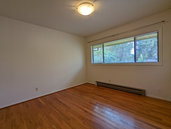 Building Photo - Great 2 bedroom with bonus space located i...