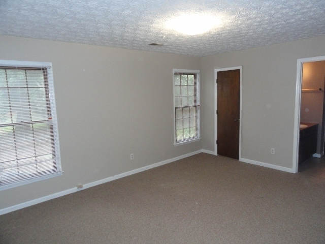 Building Photo - 2870 Lakemont Dr SW