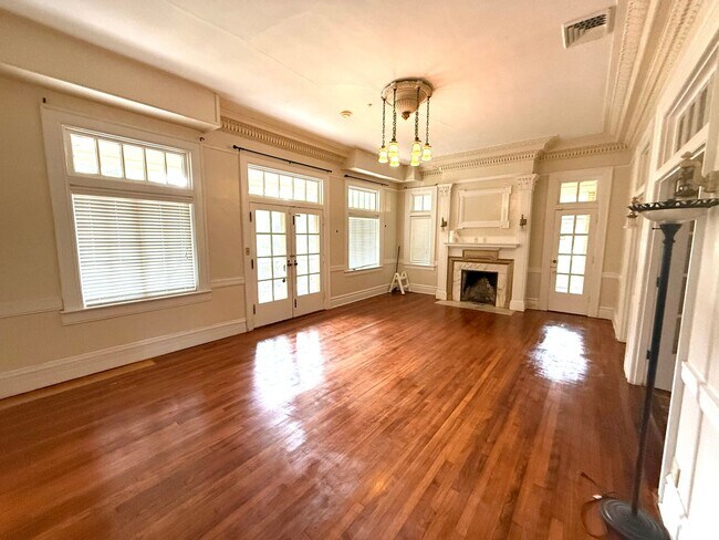 Building Photo - ** 4 bed 3 bath located in the Garden District ** Call 334-366-9198 to schedule a self showing