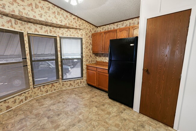 Building Photo - Charming Home Awaits: Spacious & in a Prime Location