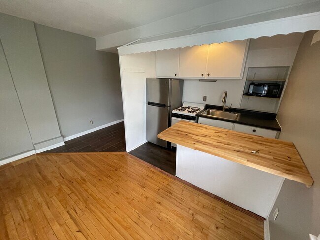 Building Photo - 2118 Pillsbury Ave