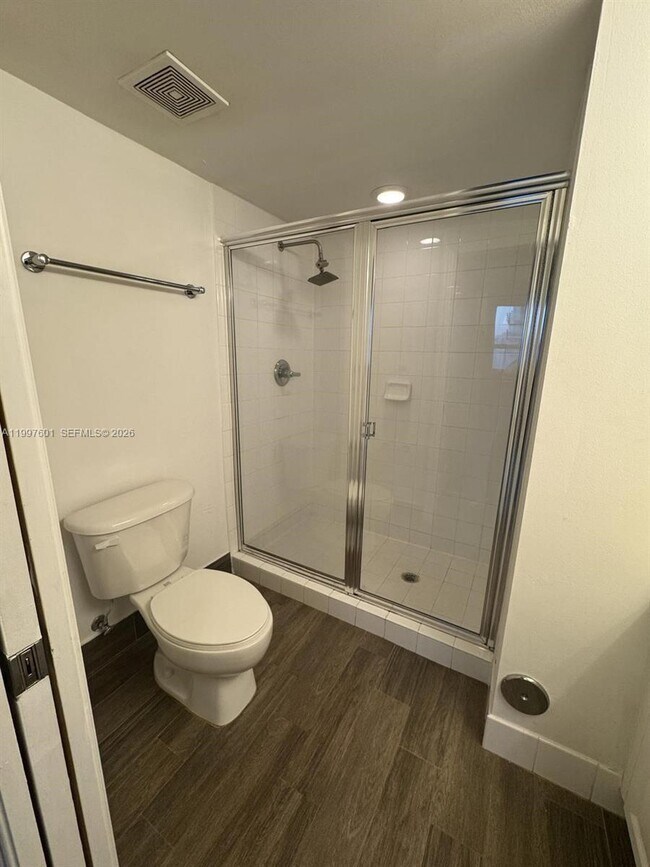 Building Photo - 1155 Brickell Bay Dr