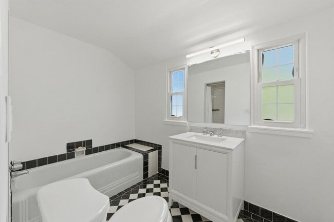 Building Photo - Charming 2 bed, 1.5 bath Alta Heights Home