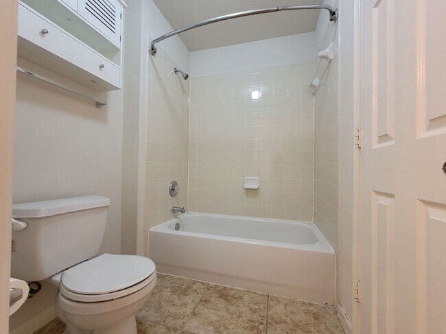 Building Photo - Charming & Spacious 4/BR 3/BR Home – Pet F...