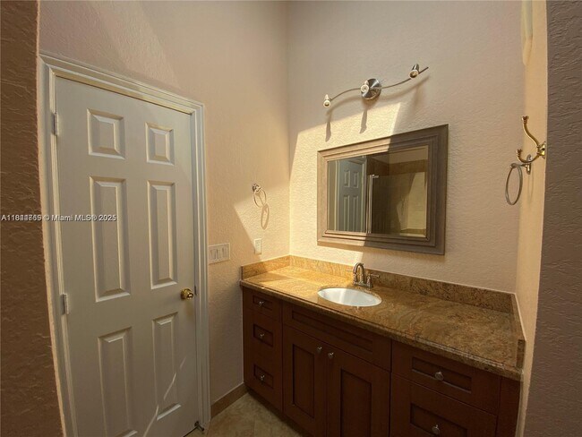 Building Photo - 2743 Parkview Dr S