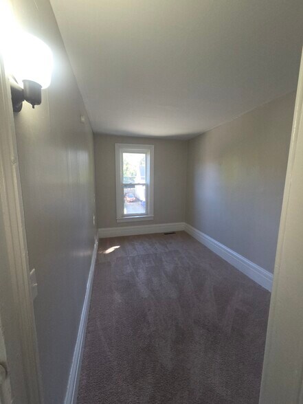 Building Photo - 340 W 24th St