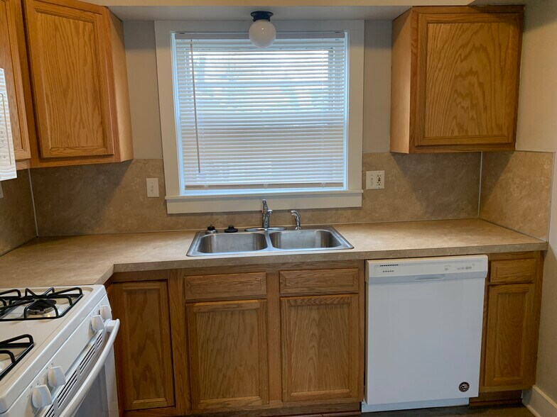 Building Photo - 8 Dean St NE