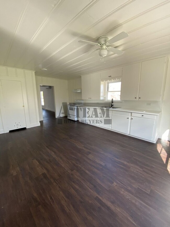 Building Photo - Charming 2 Bedroom 1 Bathroom home in Trin...