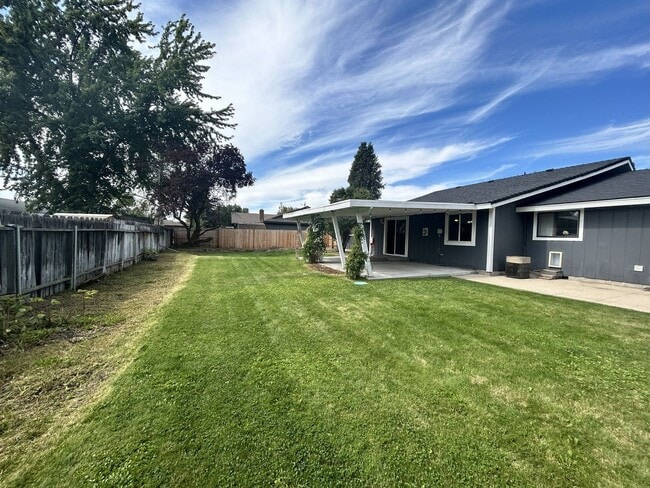 Building Photo - 3 Bedroom, 2 bath 1836 sqft House in Sunset Village