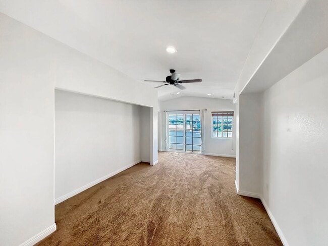 Building Photo - Beautiful 3B 2BA Duplex Unit w/ Balcony, W...