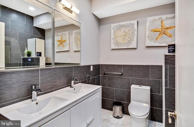 Building Photo - 1945 Watkins St