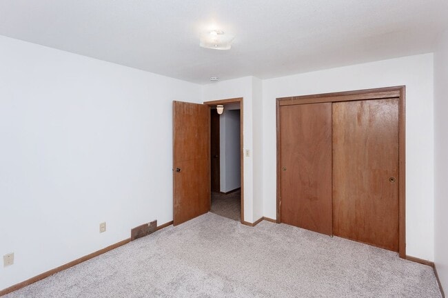 Building Photo - CHARMING! 2 Bedroom, 1 Bathroom Duplex in Des Moines!!