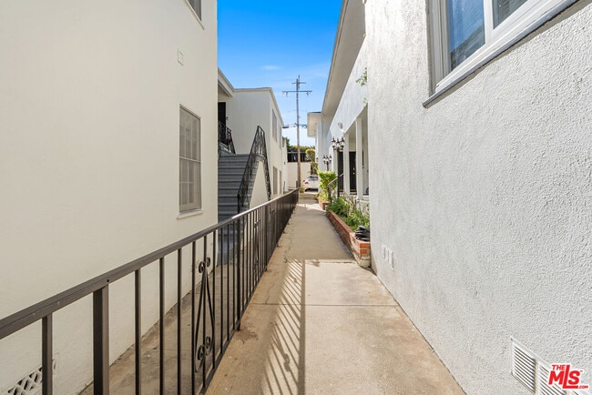 Building Photo - 9588 W Olympic Blvd