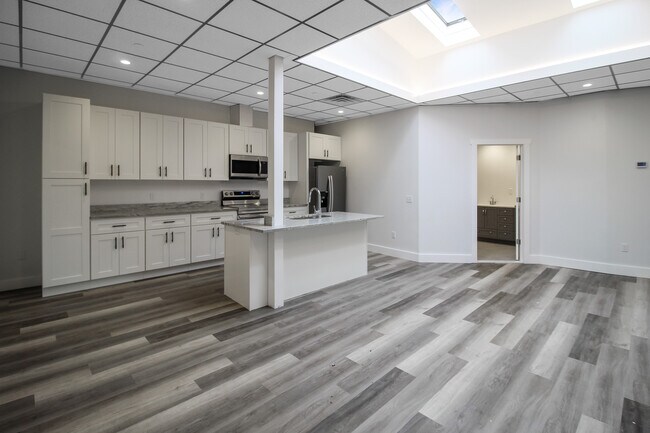 Building Photo - 939 Central Ave