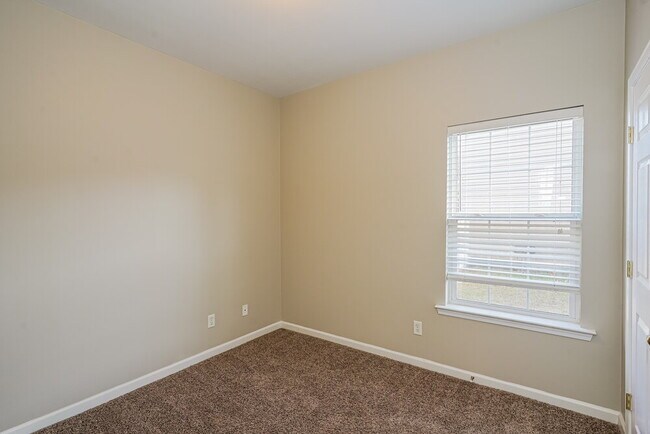 Building Photo - 1022 Seven Oaks Blvd