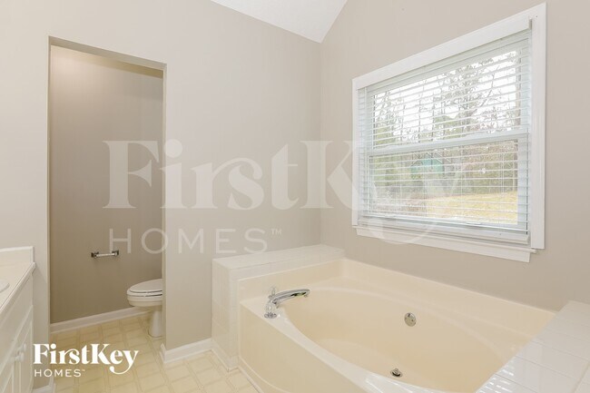 Building Photo - 205 Lakefront Dr