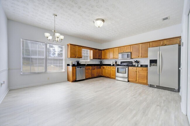 Building Photo - 3 Bedroom with a Fabulous Florida Room in Crestview!