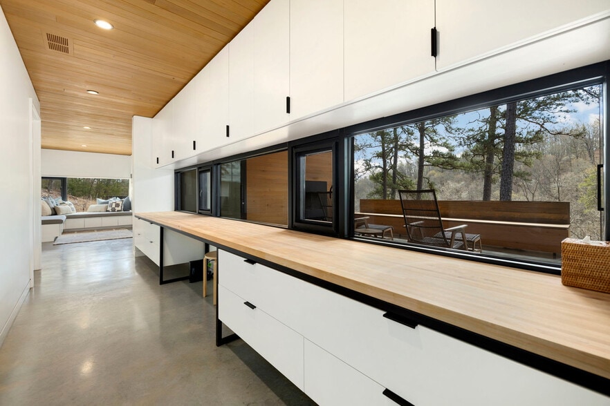 Building Photo - 8463 Tanglewood Rd