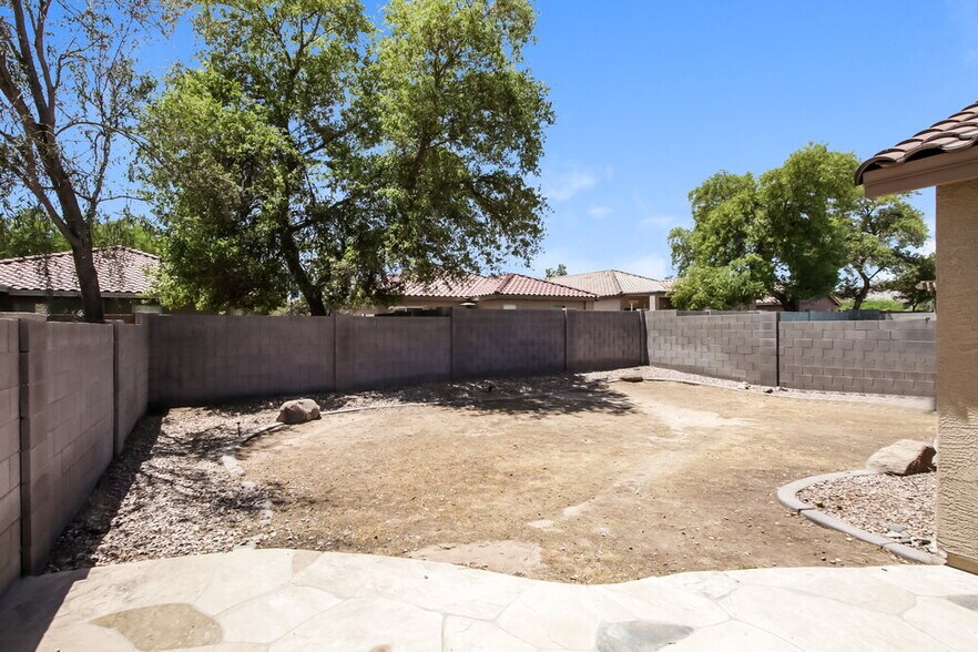 Building Photo - 2879 W Five Mile Peak Dr