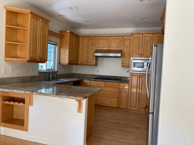 Kit granite and wood - 314 N Catalina Ave