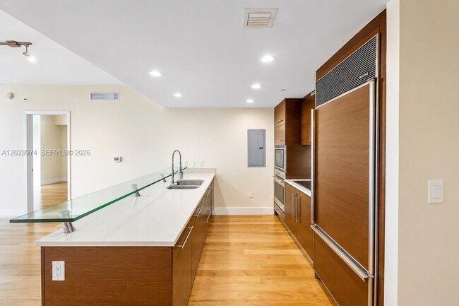 Building Photo - 475 Brickell Ave