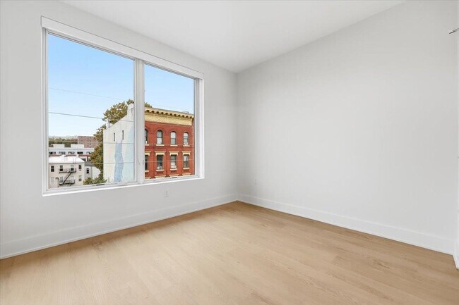 Building Photo - 303 Madison St