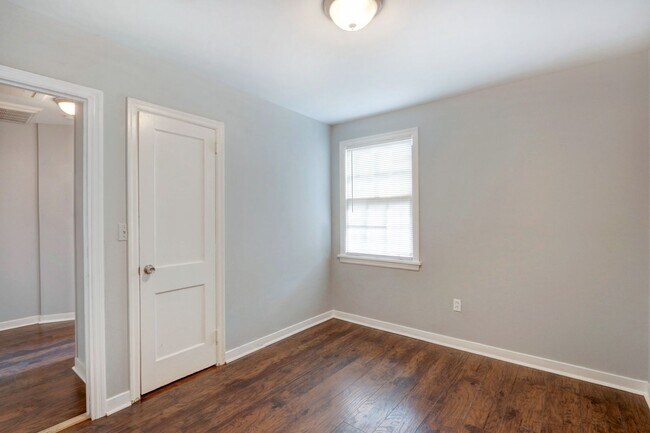 Building Photo - 1943