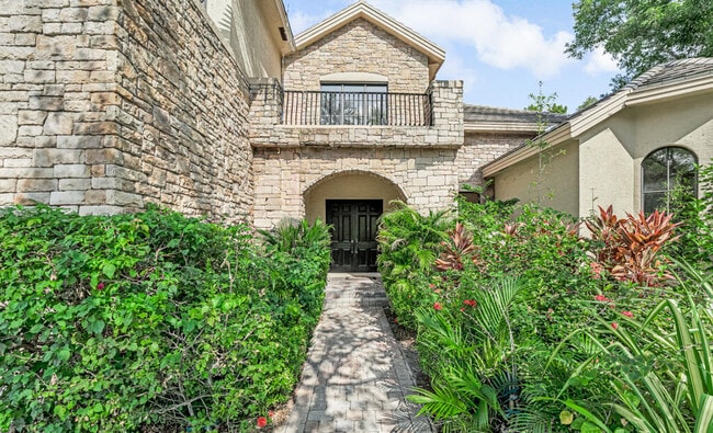 Building Photo - 10513 Versailles Blvd