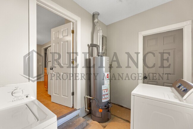 Building Photo - 1806 N Hood St