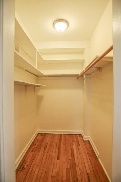 Building Photo - 7455 N Greenview Ave
