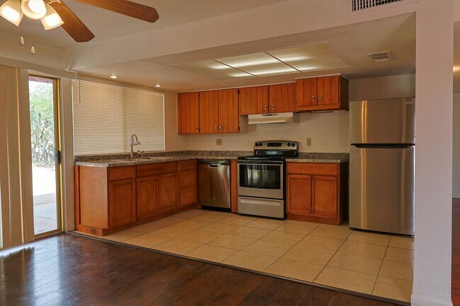 Building Photo - 618 N Medford Dr