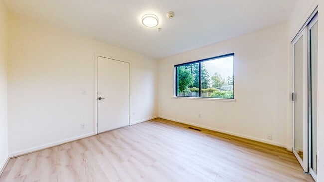 Building Photo - Bright and Beautiful 4 bedroom 2.5 Bath with large enclosed back yard and close proximity to Mari...