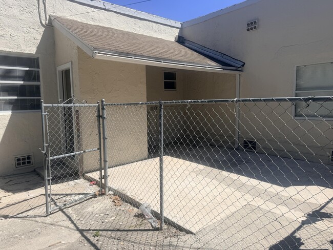 Building Photo - 504 El Prado