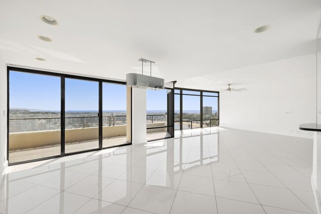 Building Photo - 4267 Marina City Dr