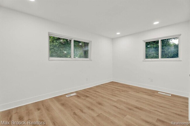 Building Photo - 7011 White Pine Dr