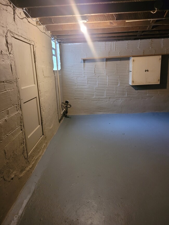 Building Photo - 857 Newton Ave