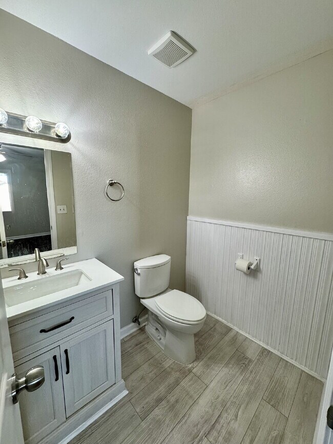 Building Photo - FRESHLY PAINTED 4 bedroom home in Lynn Haven!